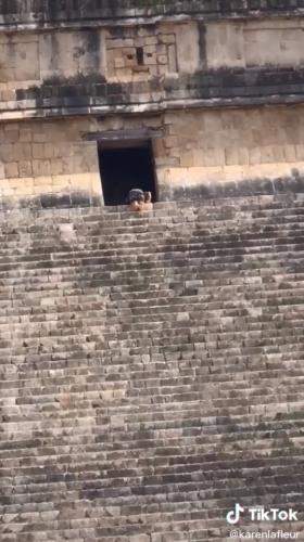Туристка в Мексике забралась на высокую лестницу, но вместо восхищения получила хейт