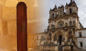 Людей напугала узкая дверь в монастыре Португалии. Зря: узнав секрет прохода, захочется перевезти его в Россию