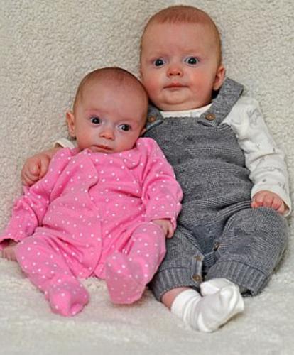 Мать родила близнецов - настолько разных, что люди не верят глазам. Их главное отличие в лицах, а в размерах