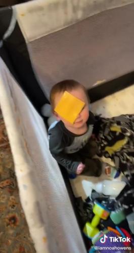 Отец разыграл младенца, кинув ему на лицо сыр. Это попытка в тикток-тренд, но мужчине уже запрещают быть папой