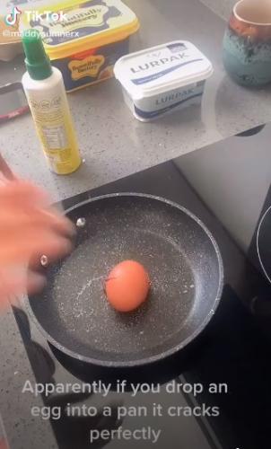 Как разбить яйцо без ножа и стенки сковородки. Девушка показала, и ваша яичница уже никогда не будет прежней