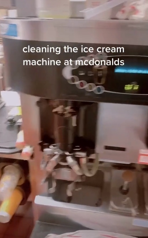 Сотрудница "Макдоналдса" помыла аппарат для Макфлури на видео. После такого мороженого не захочешь даже летом