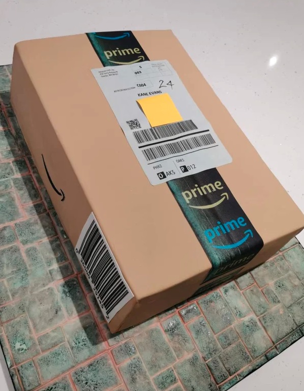 Студент получил посылку с Amazon и никогда не сможет её открыть. Так его мама сделала для сына лучший подарок