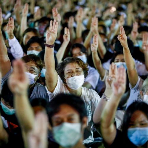 Протестующие в Мьянме используют особый жест. Это приветствие из «Голодных игр» и символ сопротивления