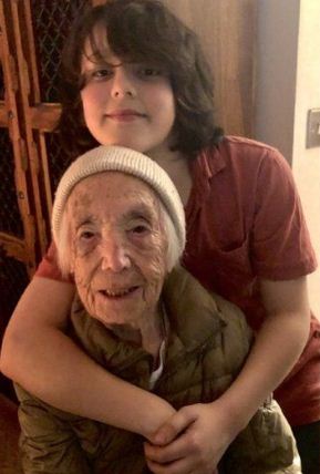 Бабуля всю жизнь мечтала быть певицей и стала. Правда, ей пришлось ждать 110 лет, чтобы осуществить свою мечту