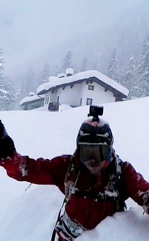 Итальянец вышел на лыжи, но трасса оказалась с препятствием. Видео, от которого холодно и тяжело одновременно