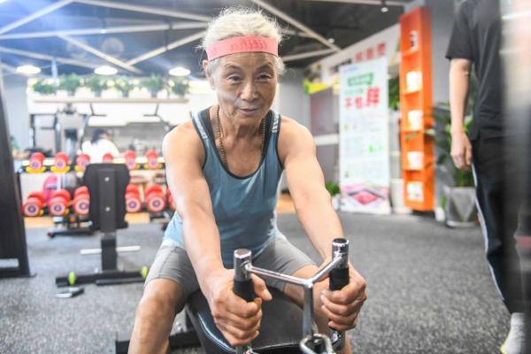 Пенсионерке 70 лет, и она крушит стереотипы о старости. Ещё бы - её фигура доводит до зелёной зависти молодых