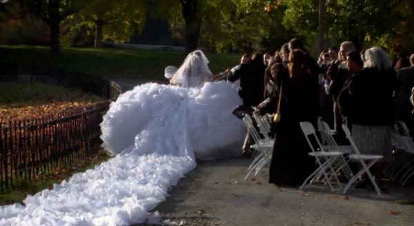 Невеста хотела особенное платье, но перестаралась. Ехать на свадьбу в нём пришлось на 16-метровом грузовике