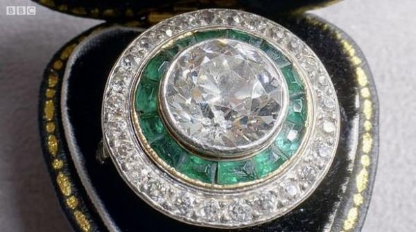 Эксперт оценил обручальное кольцо женщины в миллион, но она не верит. Ещё бы: ведь по её мнению — это дешёвка