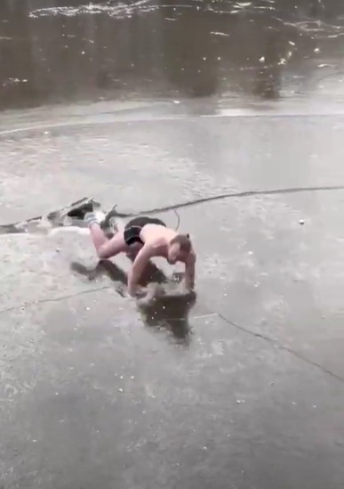 Голландец свалился под лёд, но его реакция удивляет. Одно видео и моржи из России уже не кажутся сверхлюдьми