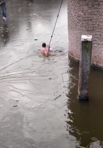 Голландец свалился под лёд, но его реакция удивляет. Одно видео и моржи из России уже не кажутся сверхлюдьми