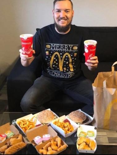 Фанат "Макдоналдса" питается бургерами 20 лет и радуется жизни. Ведь выглядит он не так, как вы ожидаете