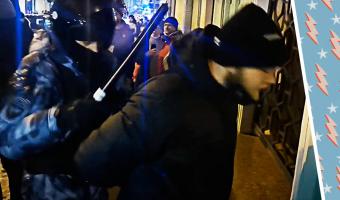 Парень на митинге сказал «Брянск-север» и избежал задержания. Что это за код, люди не знают, но мемов налепили