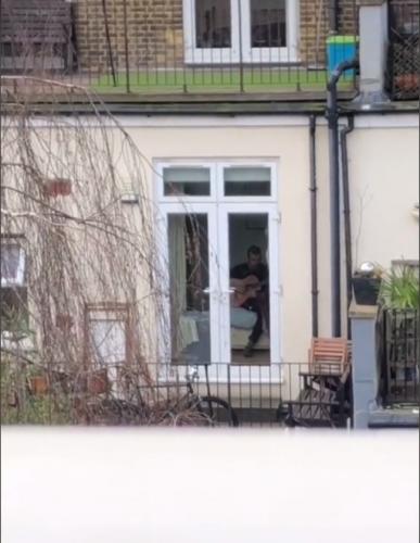 Хозяин квартиры увидел в окне соседки напротив странные знаки. Расшифровав их, он оказался на пороге отношений