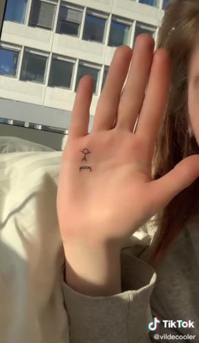 Девушка показала свою самую глупую татуировку, и сломала людей. Ведь они считают, что рисунок гениальный