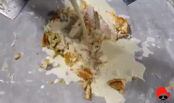 Мороженщик из Пакистана сделал из бургера "Макдональдса" сладкий десерт. После такого люди потеряли аппетит