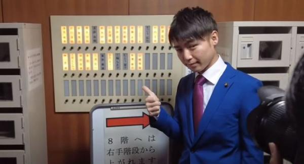 Японская молодёжь провела в городской совет эксцентричного кандидата.