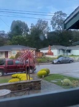 Видео, снятое из окна, заставило метеозависимых покинуть сайт. Один дом, но две разные погоды одновременно