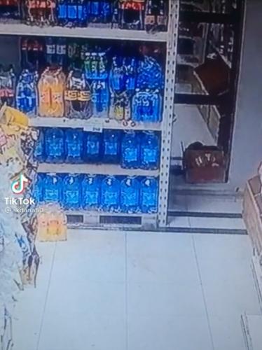 Продавщица показала, что происходит на полках магазина в Казахстане. Люди уверены: Илону Маску такое не снилось