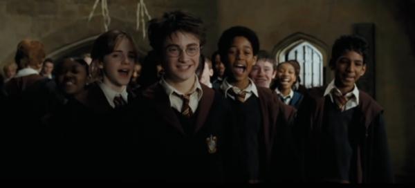 Поклонница пригляделась к "Гарри Поттеру", а там - "ненастоящие" герои. И магии вне Хогвартса есть объяснение