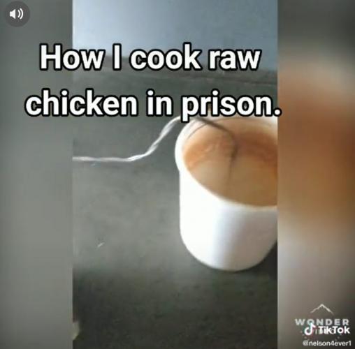 Заключённый показал, как готовит курицу в тюрьме и, прости, Гордон Рамзи. Поварам это не снится в страшном сне