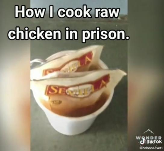 Заключённый показал, как готовит курицу в тюрьме и, прости, Гордон Рамзи. Поварам это не снится в страшном сне