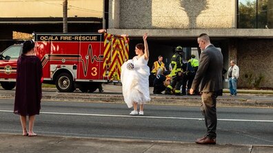 Невеста выбежала на дорогу во время свадьбы и подняла руку вверх. Чтобы понять почему, достаточно одного фото
