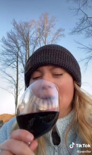 Жена запостила в инстаграм фото с бокалом вина и проиграла. Ведь такой снимок свекровь точно не забудет