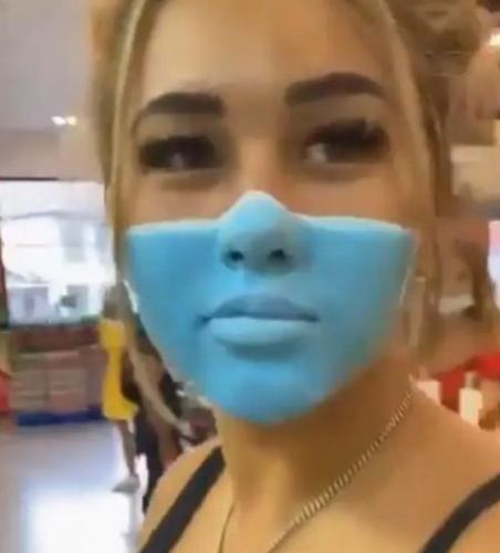 Блогерша надела такую маску, что сразу лишилась паспорта. За свой аквагрим ей пришлось ещё долго извиняться