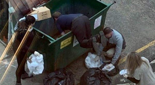Коллеги нырнули в мусорный бак, чтобы помочь сотруднице найти кольцо. А нужно было смотреть по сторонам