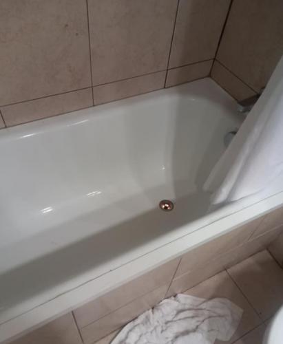 Постоялица отеля зашла в ванну и увидела в сливе инферно. Эксперты объяснили, почему не нужно убегать