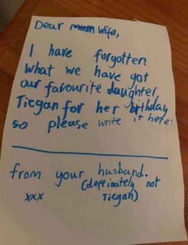 Дочь так хотела знать, что ей подарят родители, что придумала трюк. "Дорогая жена" - начинается её письмо маме