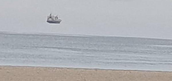 Отдыхающие на пляже увидели корабли и достали