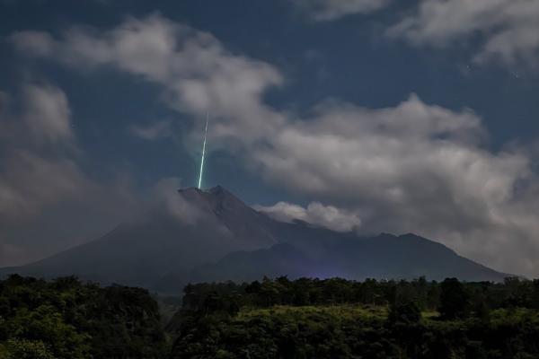 Фотограф заснял, как метеорит падает в жерло вулкана, и закончил вообще всё. Тор, ты там ничего не обронил?
