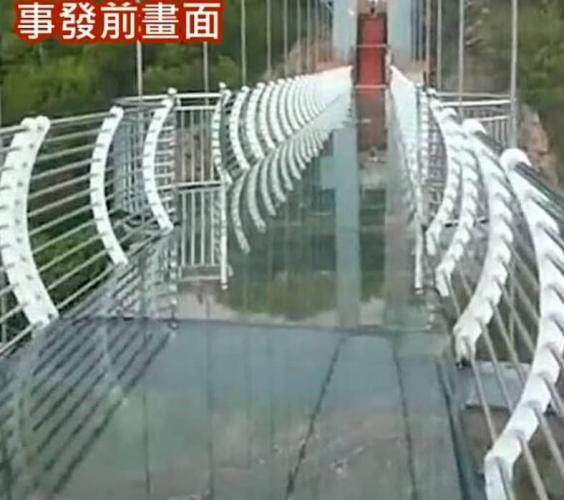 Турист ступил на стеклянный мост и застыл на 2 часа. Вы бы тоже не смогли сделать ни шагу - и это не метафора