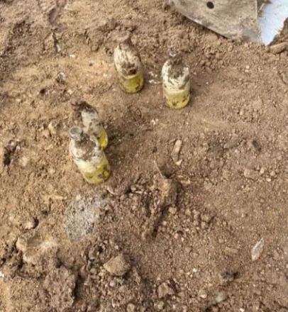 Садовник откопал старые бутылки. Хозяева пожалели, что у них нет бомбоубежища, когда находка начала дымиться