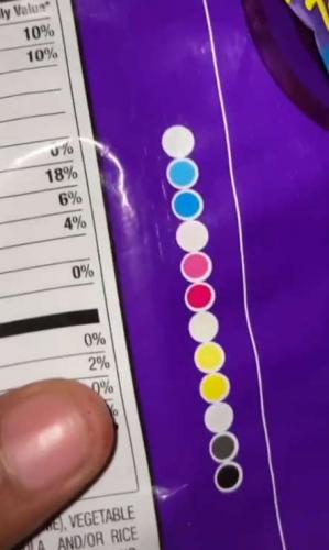 Что означают цветные круги сзади упаковки чипсов? Блогерша раскрыла очередную маркетинговую тайну