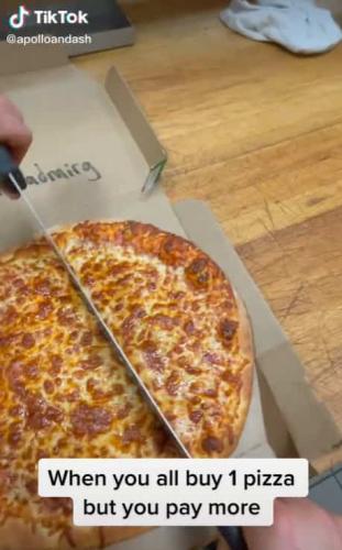 Работник показал, как ворует пиццу клиентов, и люди трут глаза. Жизнь хакнута - вы не заметите пропажу