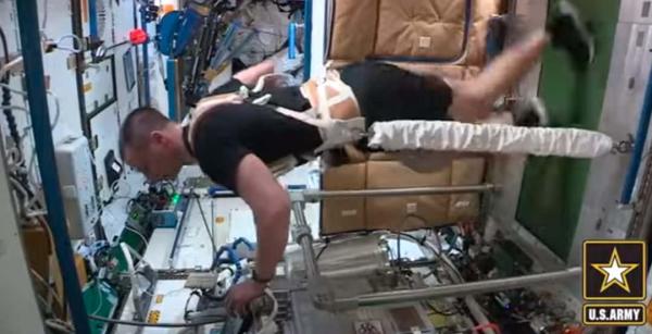 Астронавт попробовал повторить тренировку армейцев в космосе. Теперь ясно, кто сильнее - солдат или гравитация
