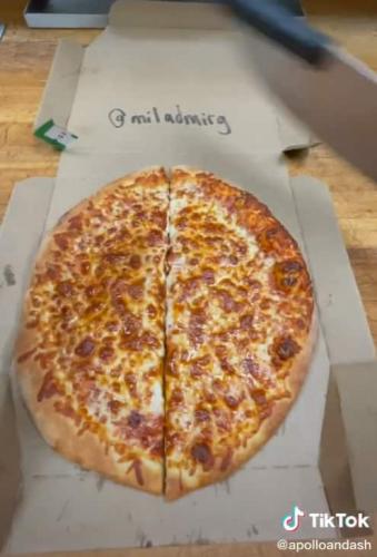 Работник показал, как ворует пиццу клиентов, и люди трут глаза. Жизнь хакнута - вы не заметите пропажу