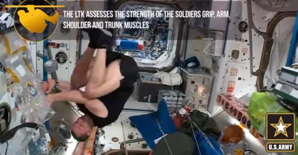 Астронавт попробовал повторить тренировку армейцев в космосе. Теперь ясно, кто сильнее - солдат или гравитация