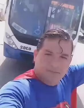 Супергерой (ну почти) решил остановить автобус одной левой. Одна попытка понять, что было дальше (есть видео)