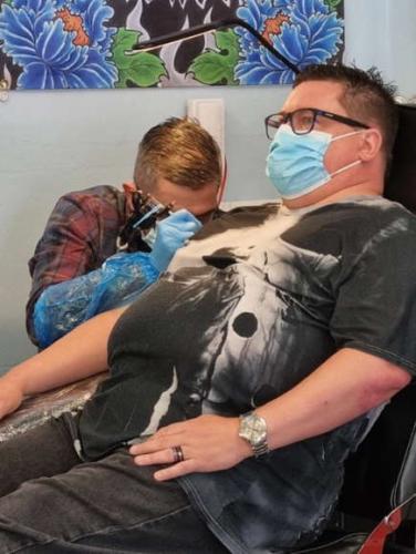 Фанат уборки хотел татуировку, которой нет ни у кого в мире. Теперь вы знаете, как выглядит тату с запахом