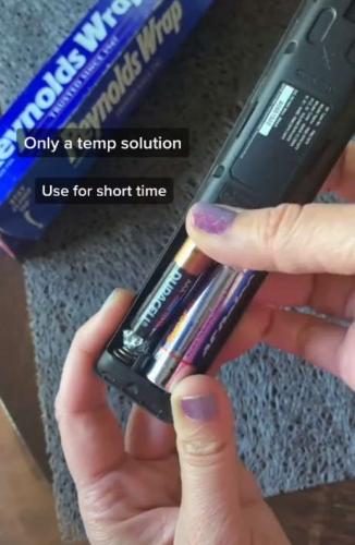 Блогерша показала, как заставить пульт работать с батарейкой неподходящего размера. Мир уже не станет прежним