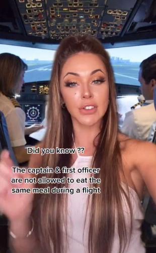 Стюардесса объяснила, почему пилоты всегда едят разные блюда в полёте. И одного из них зрителям стало жаль