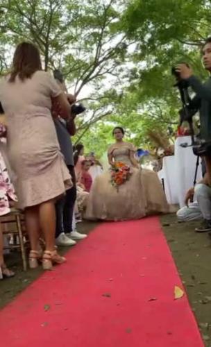 Из-под платья невесты выбежал парень, но свадьбу жених не отменил. Она состоялась благодаря третьему под юбкой