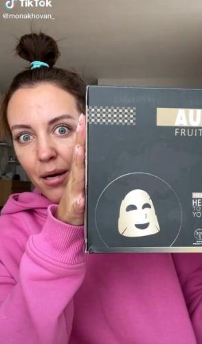 Блогерша сделала маску для лица, питающую не только кожу, но и желудок. Её можно есть (лучше со сметаной)