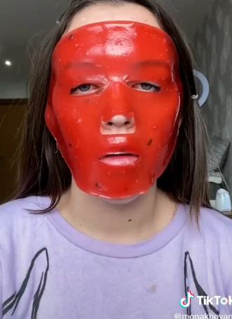 Блогерша сделала маску для лица, питающую не только кожу, но и желудок. Её можно есть (лучше со сметаной)