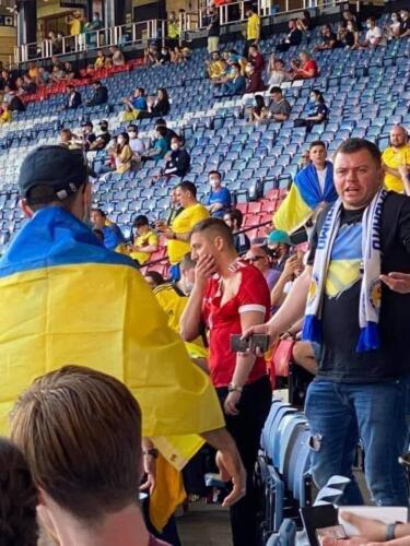 Видео драки с российским и украинским болельщиком на евро попало в Сеть. И на нём парню флаг вернули - но не тот