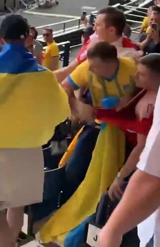 Видео драки с российским и украинским болельщиком на евро попало в Сеть. На нём парню флаг вернули - но не тот